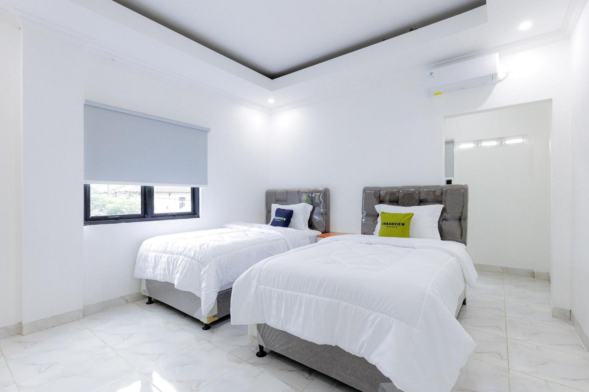 Urbanview Hotel Amira Syariah Bogor Pamoyanan Exteriör bild