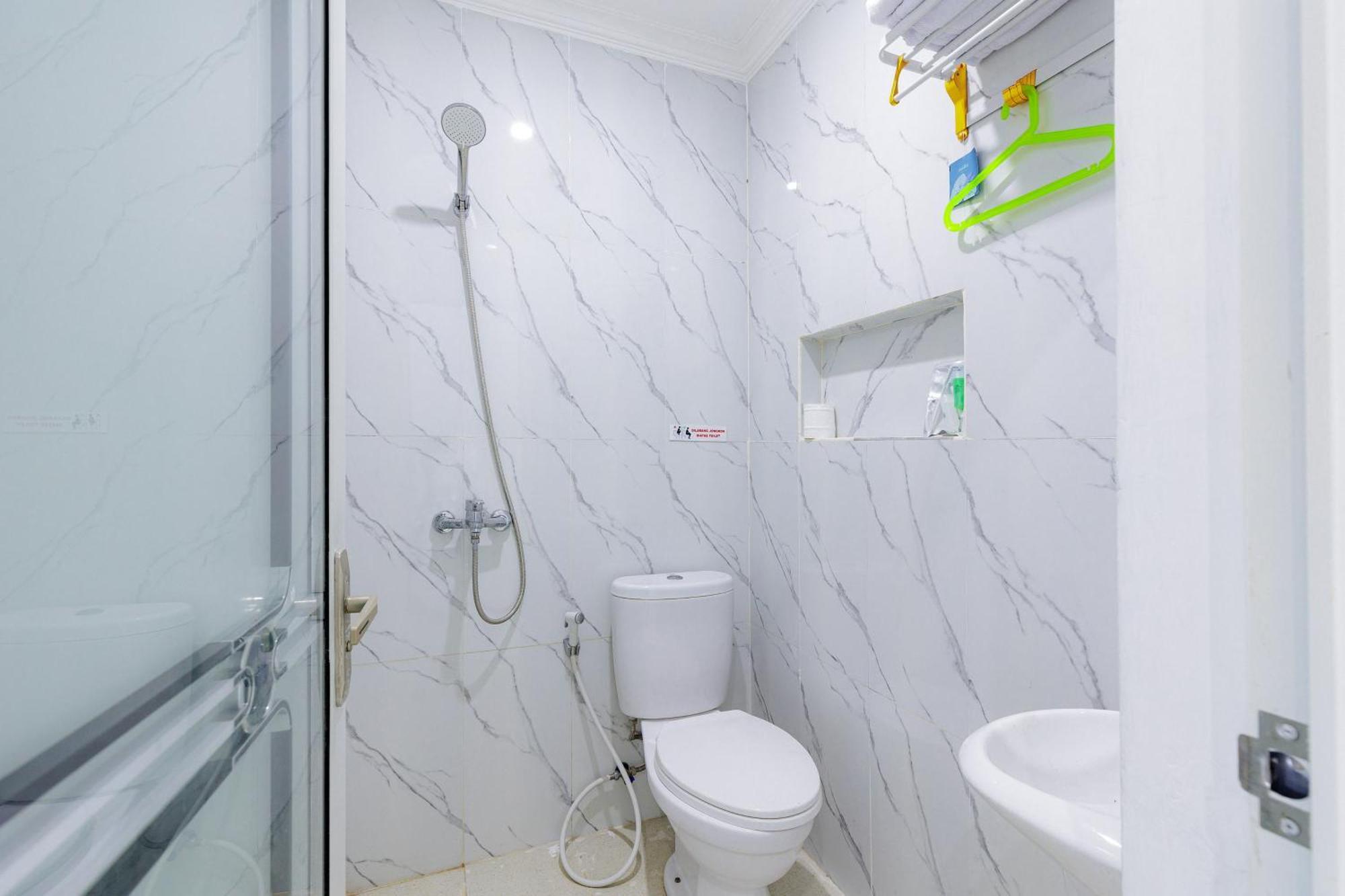 Urbanview Hotel Amira Syariah Bogor Pamoyanan Exteriör bild